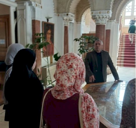 عبد الله نور الدين يقود جولة معرفية لطالبات كليات مختلفة بقصر الأميرة سميحة