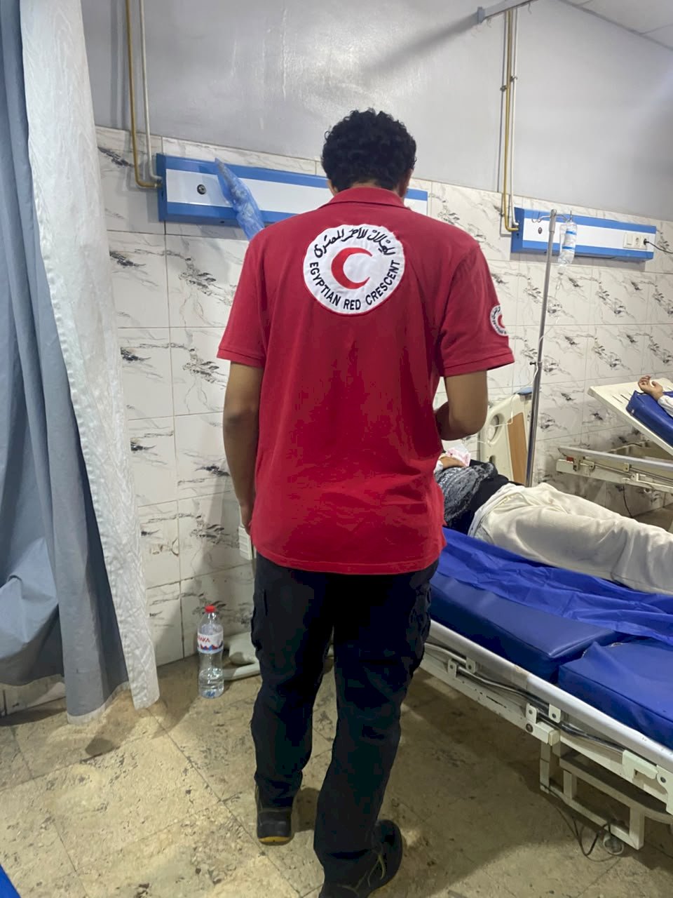 الهلال الأحمر المصري يقدم تدخلات إغاثية لمتضرري حادث "الطريق الأوسطي" باتجاه الضبعة