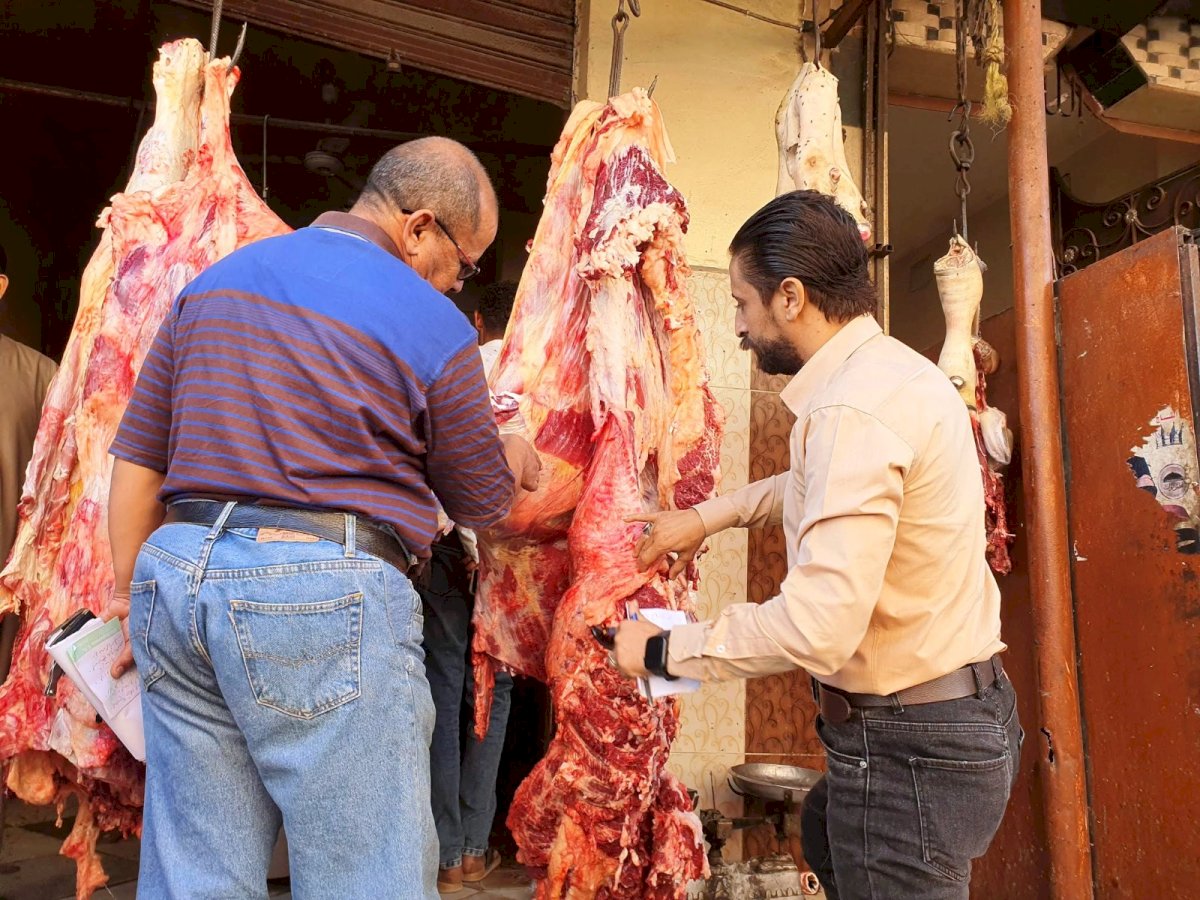 تحرير ١٢ محضر مخالفة خلال حملة رقابية مكبرة على محال الجزارة بجهينة بسوهاج