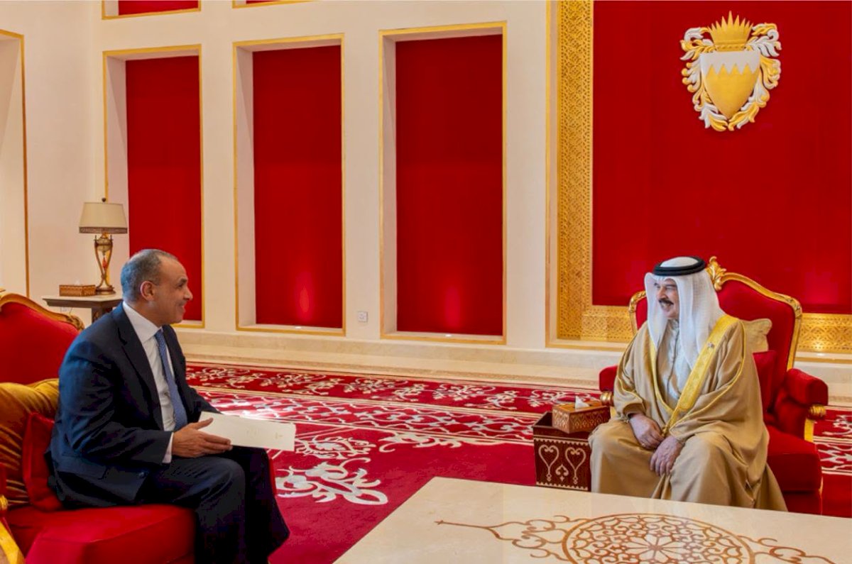 وزير الخارجية يسلم رسالة خطية من السيد الرئيس إلى ملك البحرين
