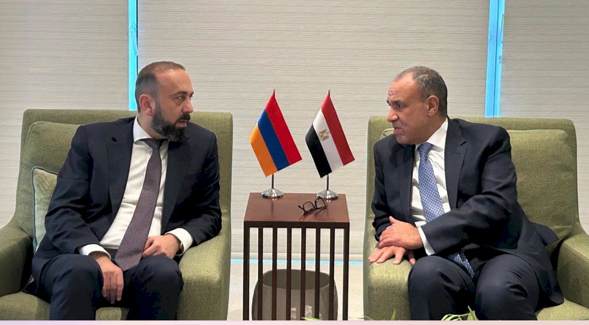 وزير الخارجية يلتقي نظيره الأرميني في العاصمة البحرينية