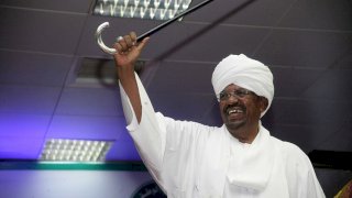 إعلام سوداني :عمر البشير بمنزل في الخرطوم بإشراف عسكري