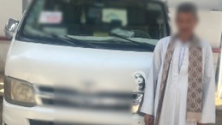 التحفظ علي سيارة ميكروباص لقيام قائدها السماح لركاب بالجلوس اعلي السقف بسوهاج