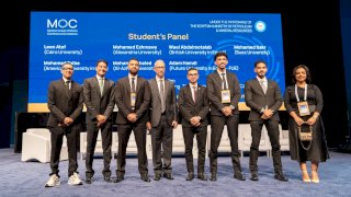وزير البترول خلال حوار مع مجموعة من طلاب هندسة البترول بعدة جامعات في مؤتمر البحر المتوسط بالإسكندرية