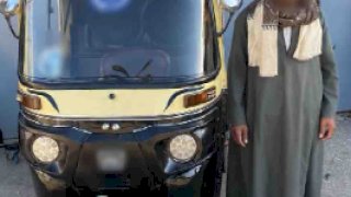 الفيديو يكشف قيام سائق الإصطدام بقائد سيارة عقب نزوله من سيارته والشرطة تقبض عليه باسيوط