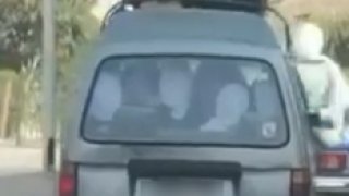 ضبط سائق في واقعة فيديو السماح لعدد من طلاب المدارس باالجلوس أعلي السيارة بالقاهرة