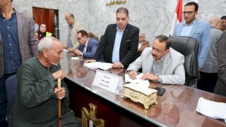 محافظ سوهاج يعقد اللقاء الجماهيري الأسبوعي لبحث مطالب المواطنين وحل مشكلاتهم