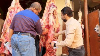 تحرير ١٢ محضر مخالفة خلال حملة رقابية مكبرة على محال الجزارة بجهينة بسوهاج