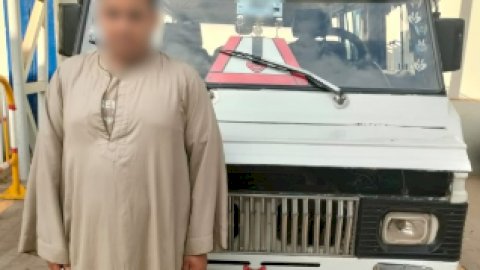 نكشف  فيديو قيام سائق بتثبيت إشارات ضوئية بالسيارة يظهر خلالها علامة خادشة للحياء  بسوهاج