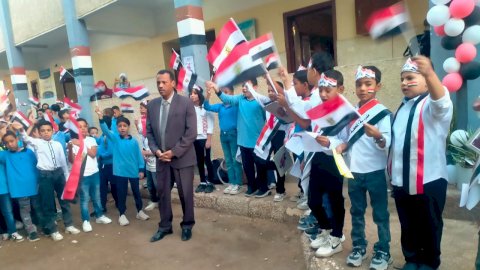 بالأعلام والبالونات والأغاني الوطنية.. المحطة الابتدائية تحتفل بانتصارات أكتوبر