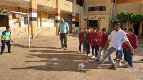 لعب معهم مباراة كرة قدم.. مدير تعليم أبوتشت يشارك التلاميذ ضربات الترجيح