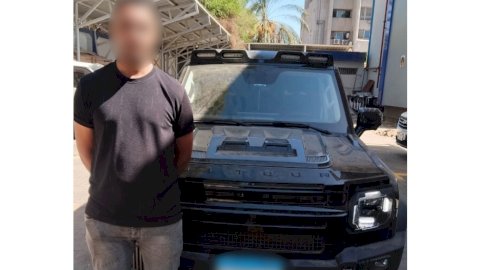 اعرف قصة استعراض سيارة السير أعلى الرصيف الفاصل بين طريقين بسوهاج