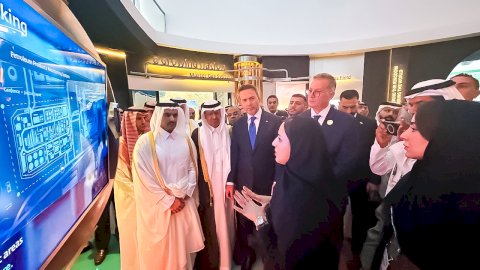 وزير الطاقة السعودي ووزيرا البترول والكهرباء يتفقدون جناح قطاع البترول المصري