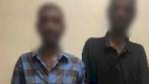 القبض علي عاملين لقيامهما بتاطي المخدرات امام احدي المدارس بالجيزة