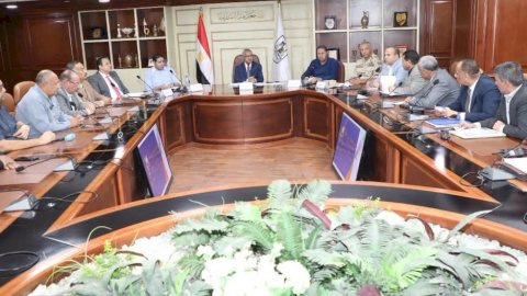 محافظ بني سويف يناقش آخر مستجدات تقنين أراضي أملاك الدولة