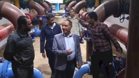 رئيس مياه قنا يبدأ جولاته الميدانية من محطة مياه الحميدات بعد منتصف الليل