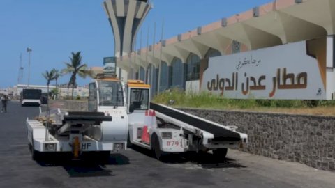 إصابة مطار عدن والتحالف السعودي يعترض صاروخا تم إطلاقه علي ينبع