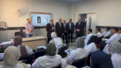 رئيس جامعة جنوب الوادي الأهلية يتفقد انتظام الدراسة ويجري حوارًا مع الطلاب