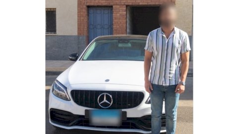 التحفظ علي سيارة لقيام قائدها السير برعونة والسماح لمرافقيه بالجلوس أعلى نوافذها بالبحيرة