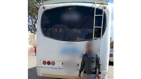 ضبط سائق لقيامه بتحميل ركاب اعلي سقف  الاتوبيس بالشرقية