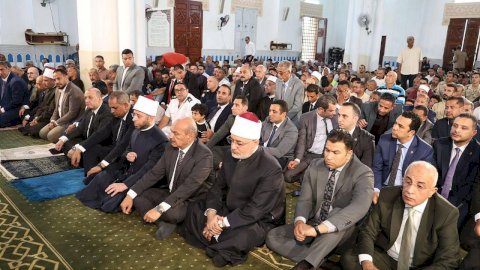 احتفالًا بالعيد القومي للسويس.. وزير الأوقاف ومفتي الجمهورية ومحافظ السويس يؤدون صلاة الجمعة بمسجد بدر