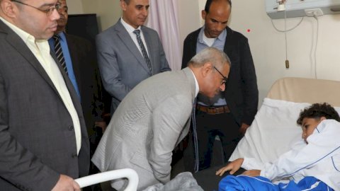 محافظ بني سويف يطمئن على التلميذ إيهاب أشرف