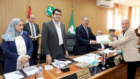 الصحة تفوز في مسابقة التميز الإعلامي ومحافظ الشرقية يكرم الفائزين