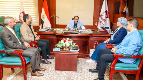 محافظ سوهاج يستقبل وفد "التنمية المحلية" و"الفاو" لبحث فرص المشروعات الاقتصادية بالمراغة وطما