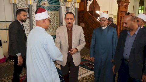 محافظ سوهاج يؤدي صلاة الجمعة بمسجد الشرطة ويلتقي المواطنين عقب الصلاة