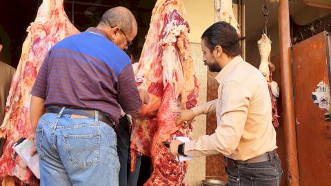 تحرير ١٢ محضر مخالفة خلال حملة رقابية مكبرة على محال الجزارة بجهينة بسوهاج