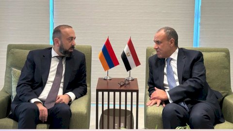 وزير الخارجية يلتقي نظيره الأرميني في العاصمة البحرينية