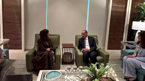 وزير الخارجية يلتقي وزيرة خارجية اليمن ويبحثان جهود التهدئة